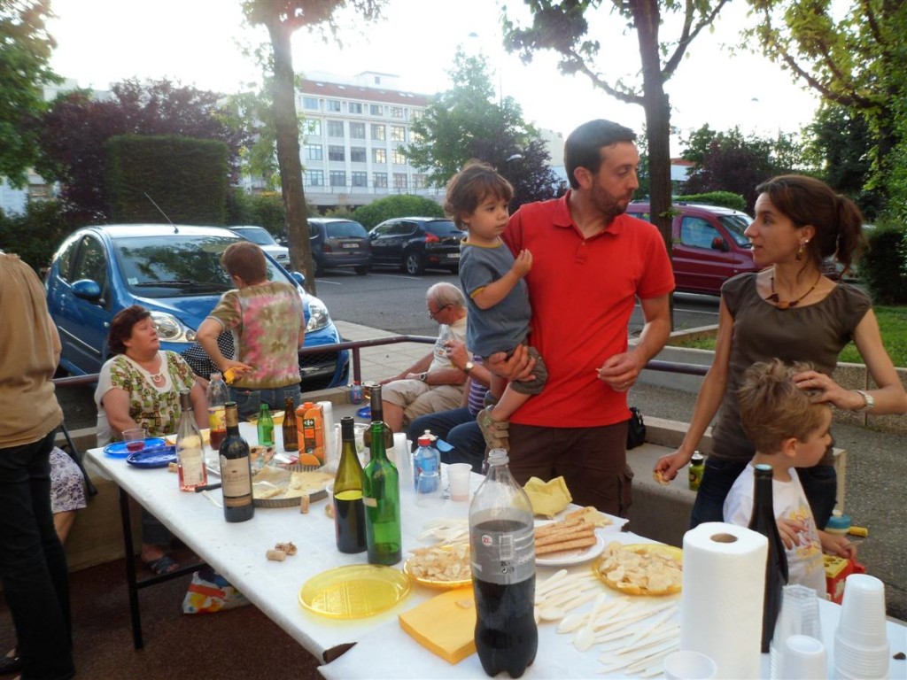 REPAS VOISINS 01 06 2012 001