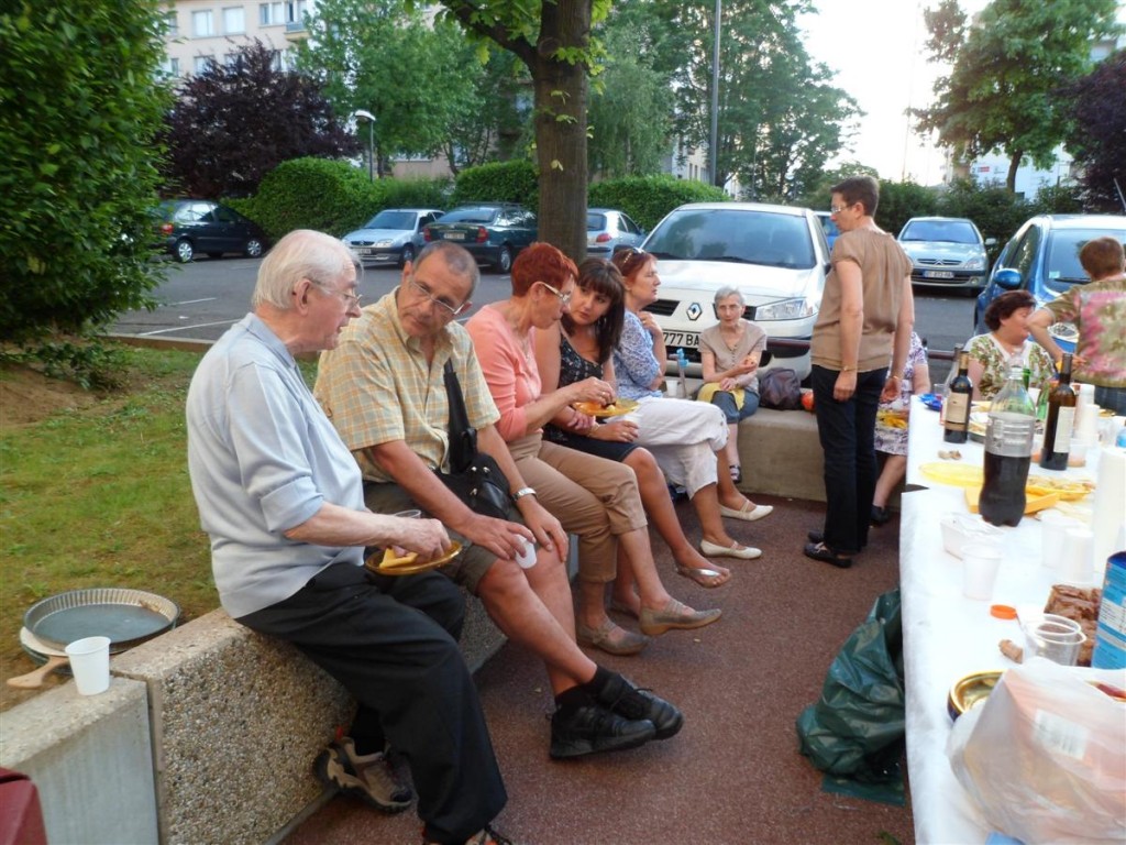 REPAS VOISINS 01 06 2012 002