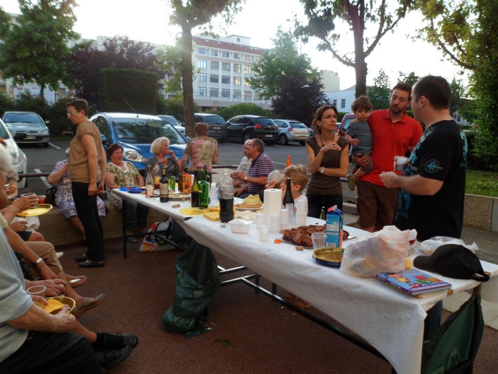 REPAS VOISINS 01 06 2012 003