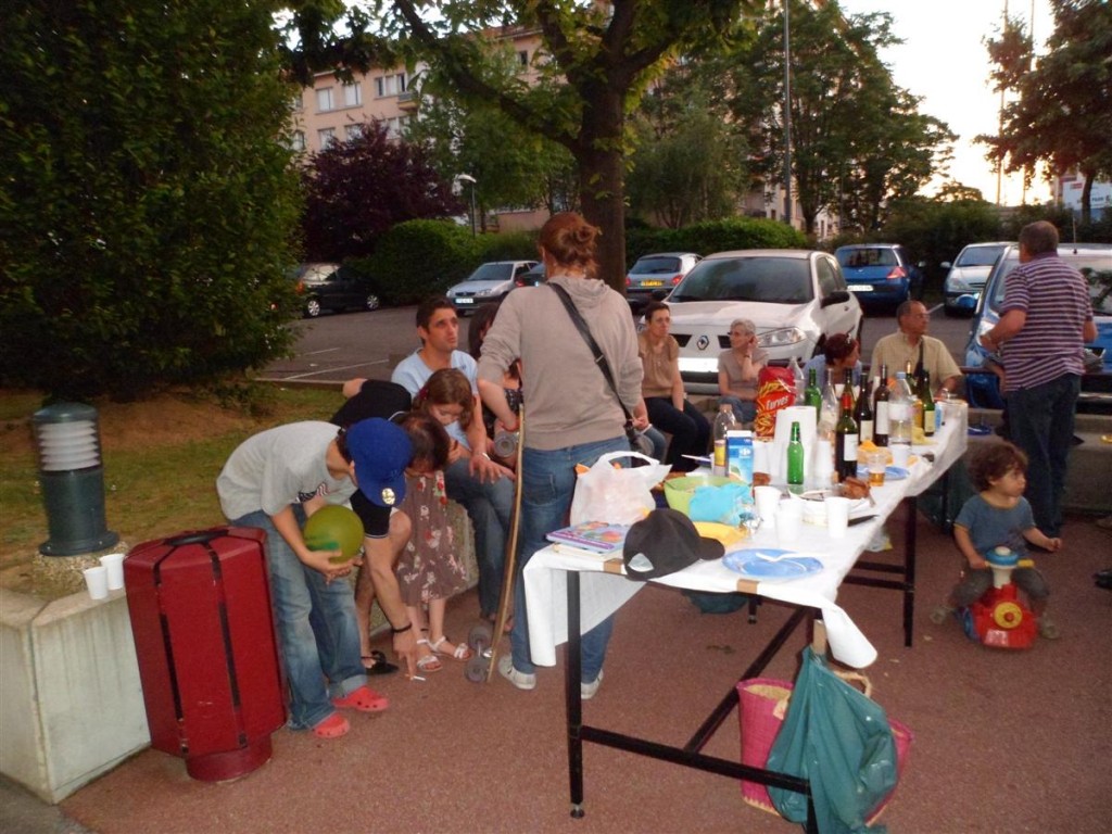 REPAS VOISINS 01 06 2012 009